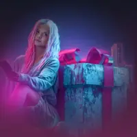 Joueuse découvrant un cadeau lumineux